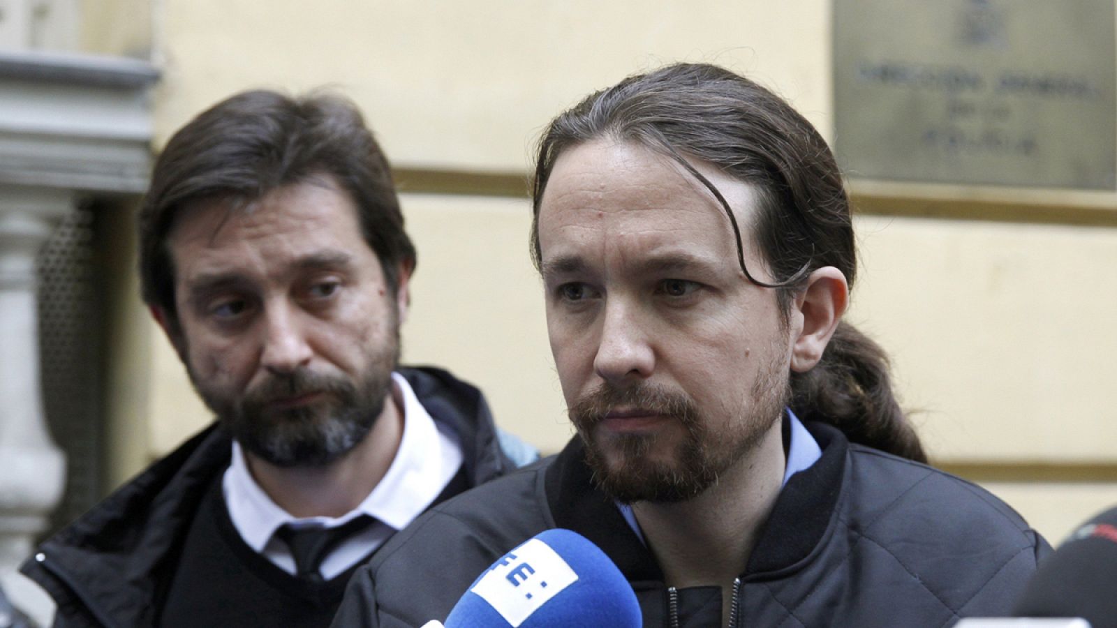 El líder de Podemos, Pablo Iglesias, junto al diputado Rafael Mayoral (i)