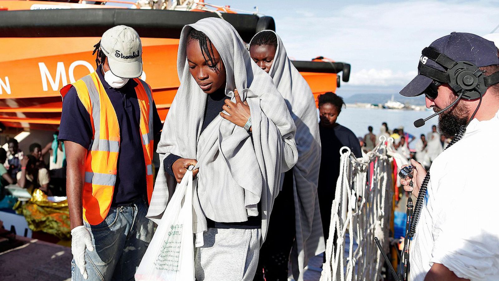 Migrantes desembarcando en Vibo Marina, Italia, tras una operación de rescate en el Mediterráneo
