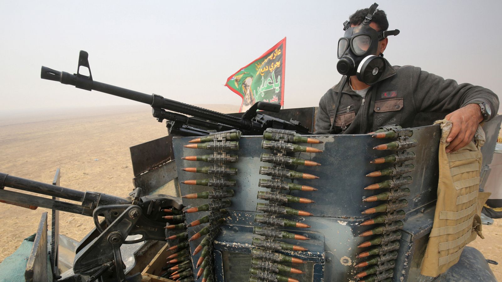 Un soldado del ejército iraquí mantiene una posición en Al Shura, al sur de Mosul