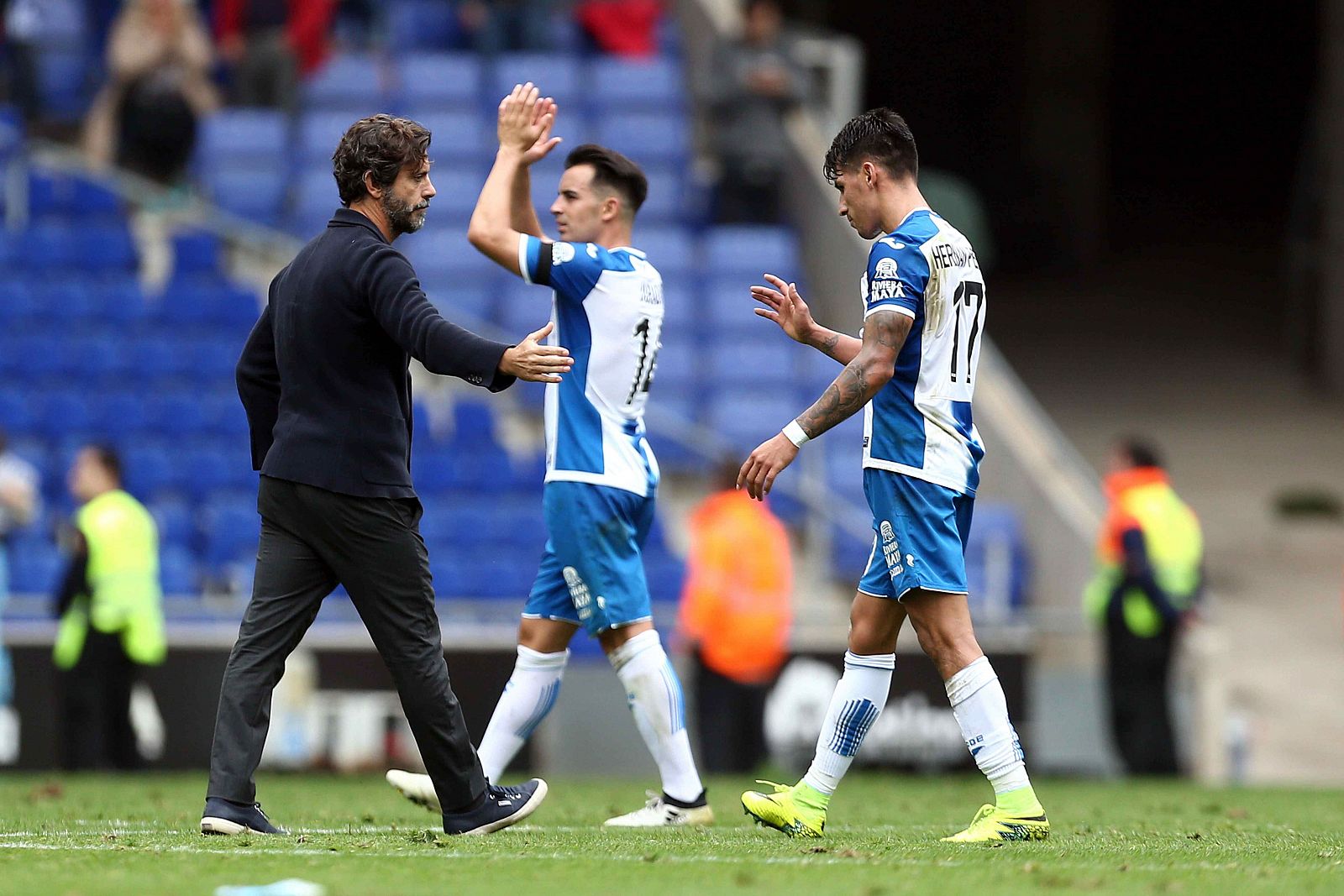 El entrenador del RCD Espanyol Quique Sánchez Flores saluda a sus jugadores al finalizar el partido frente al Eíbar.