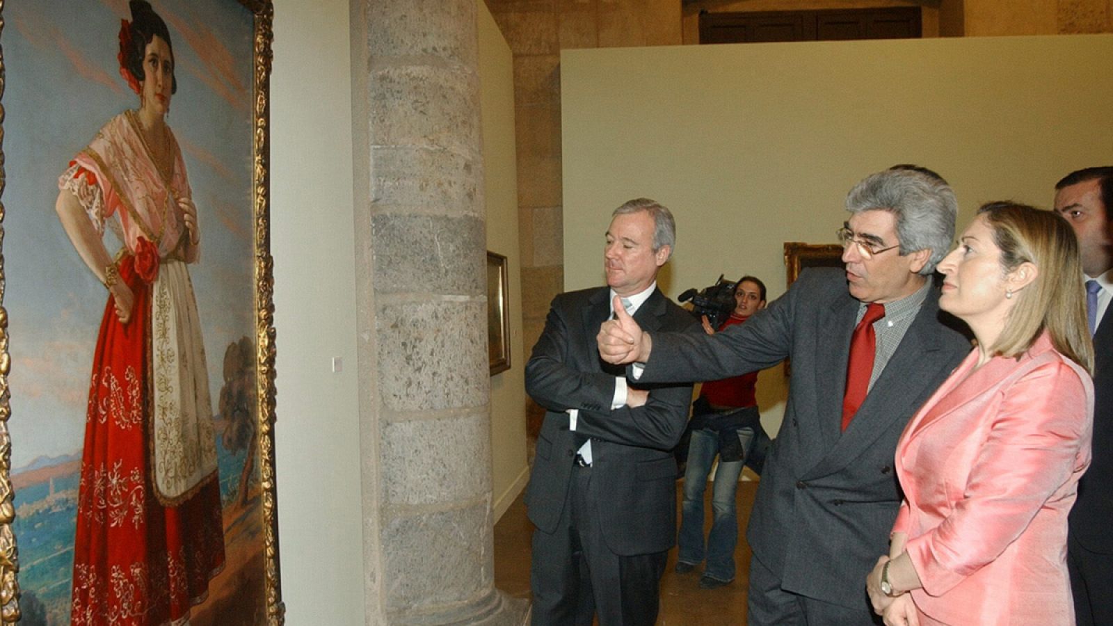 Imagen de 2004 de la entonces ministra de Sanidad, Ana Pastor, junto con el exdirector del Centro de Arte Palacio Almudí de Murcia, Martín Páez