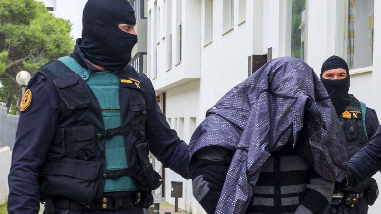 Detención de uno de los dos imanes arrestados por su presunto apoyo al Estado Islámico