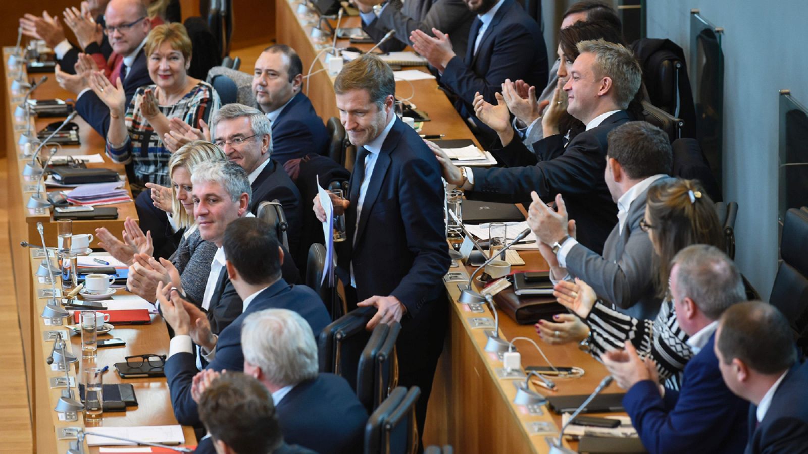 El primer ministro de la región belga de Valonia, Paul Magnette, aplaudido tras la votación en el Parlamento a favor del CETA.