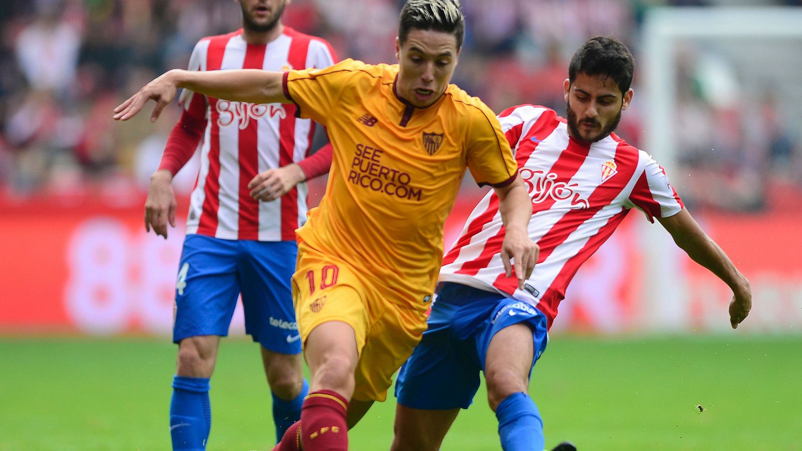 Samir Nasri conduce el balón ante la entrada de Nacho Cases.