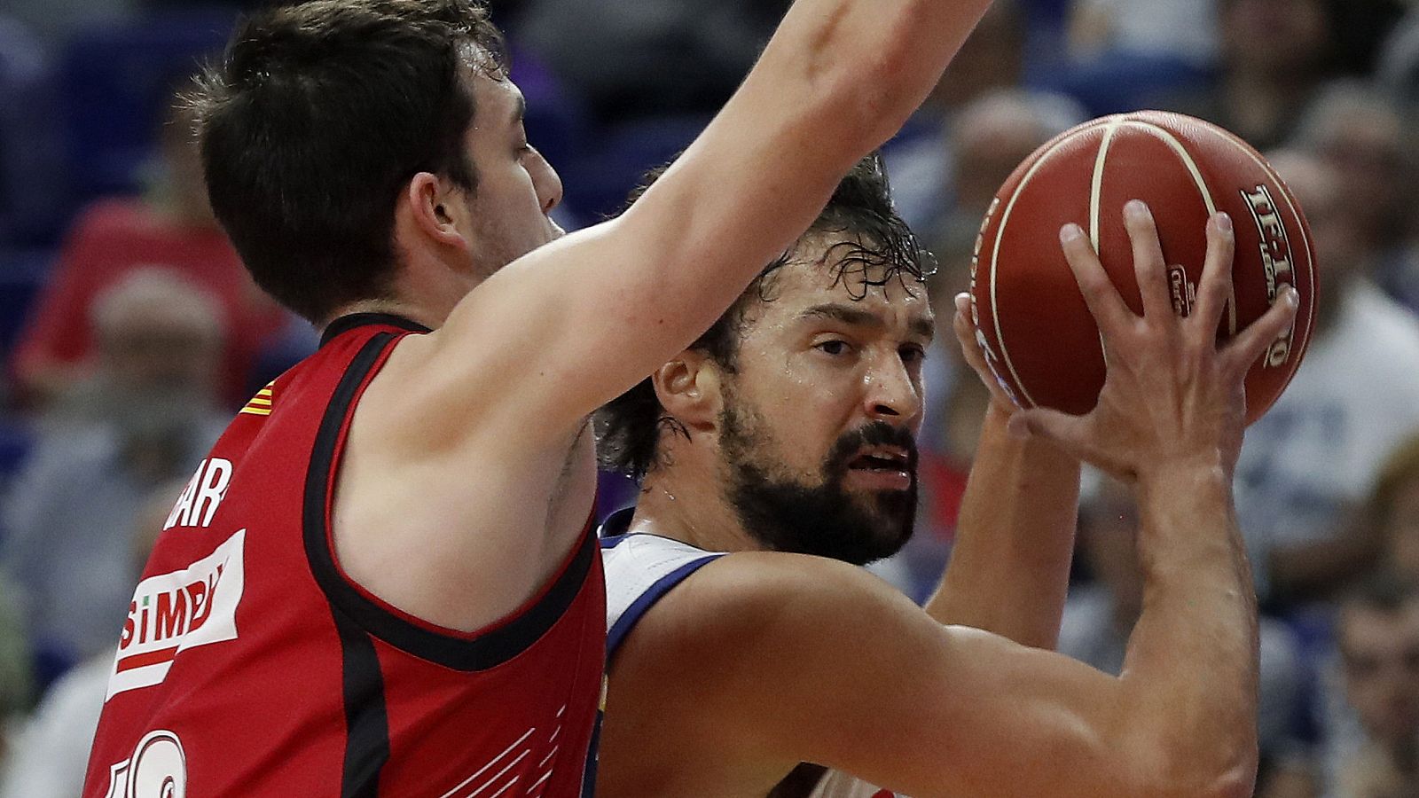 El escolta del Real Madrid Sergio Llull, ante el base del Zaragoza, Seri García.