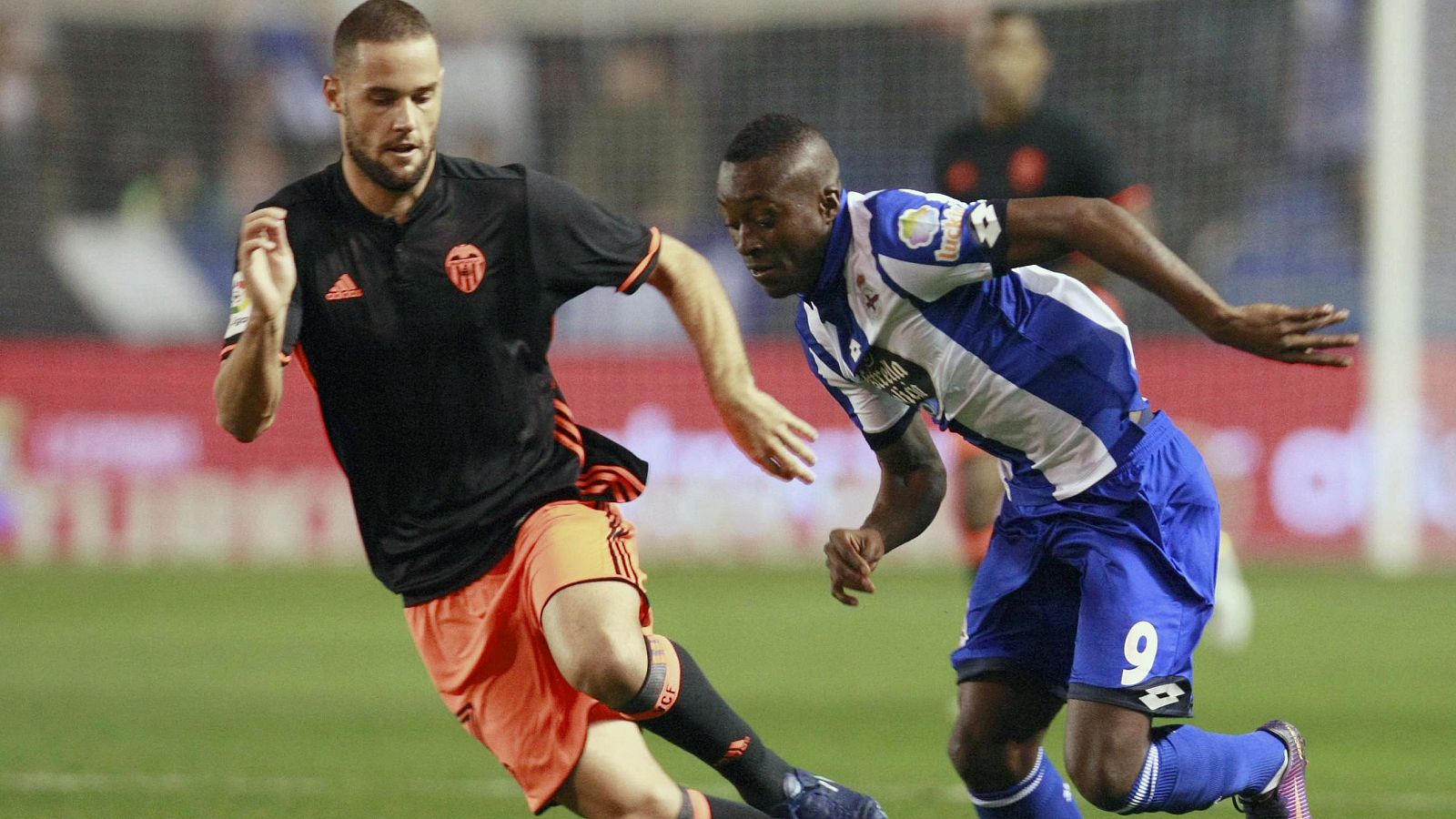 El centrocampista colombiano del Deportivo Carlos Moreno y el centrocampista del Valencia Mario Suárez en Riazor.