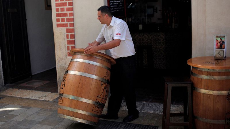 Imagen de archivo de un camarero en un restaurante de Málaga