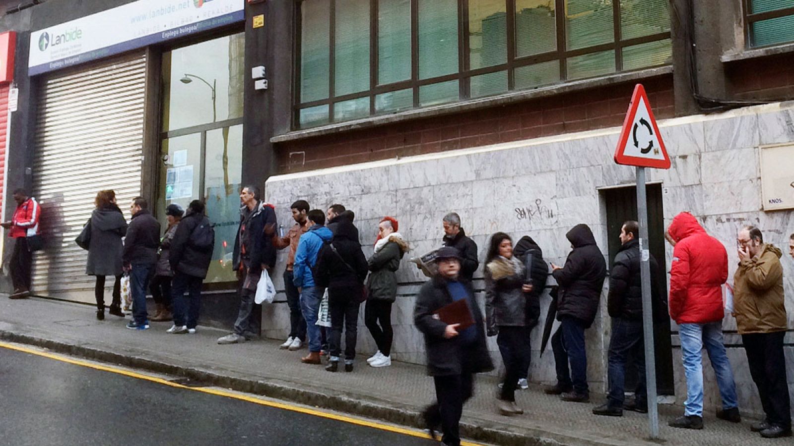 Cola de desempleados en una oficina de empleo de Bilbao en una imagen de archivo