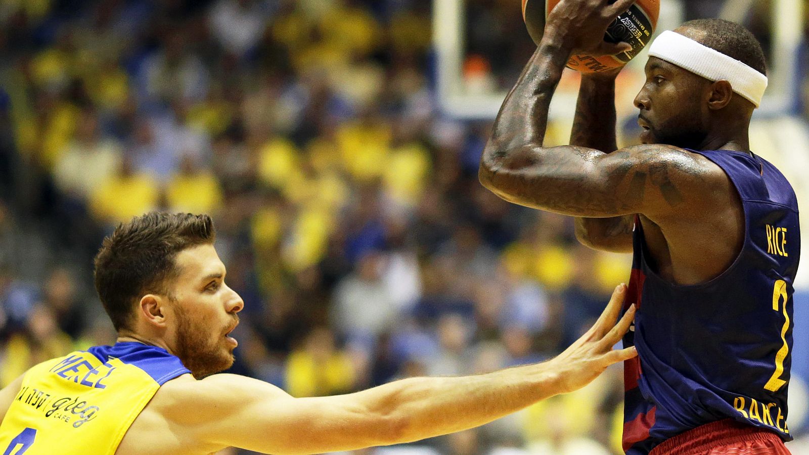 El jugador de baloncesto estadounidense del Barcelona Tyrese Rice, ante Gal Mekel