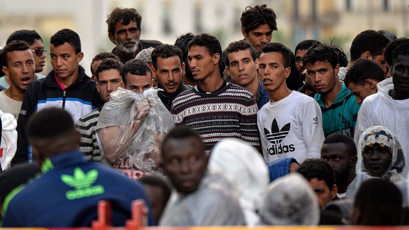 Migrantes a bordo del "Topaz Responder", un barco de la ONG maltesa MOAS, llegan al puerto de Brindisi, en Italia