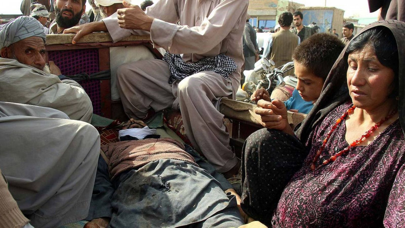 Familiares de un de los fallecidos en combates entre talibanes y miembros de las fuerzas de seguridad afganas en Kunduz, Afganistán, el 3 de noviembre de 2016. REUTERS/Nasir Wakif 