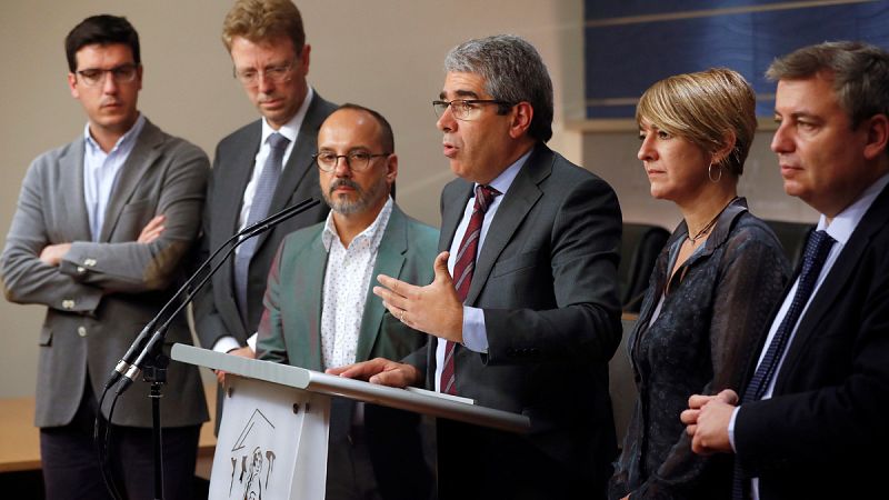 Francesc Homs, en rueda de prensa en el Congreso junto a los diputados de su grupo, PDECat.