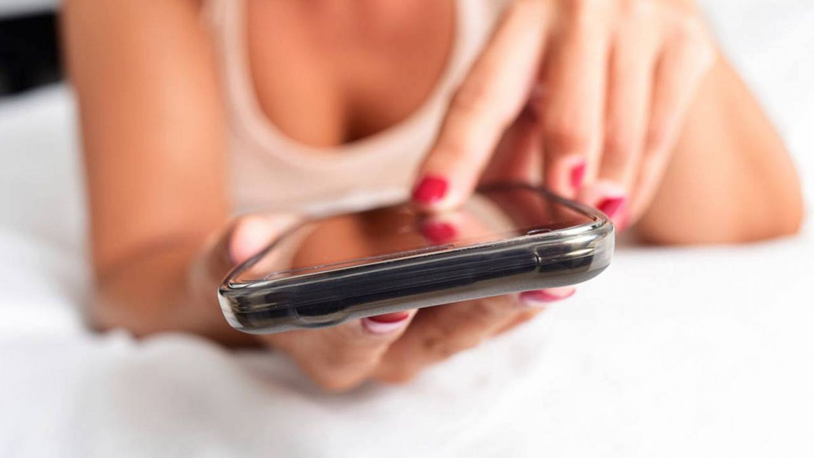 'Sexting' o envío de texto o imágenes de contenido sexual a través de dispositivos electrónicos o del teléfono móvil.