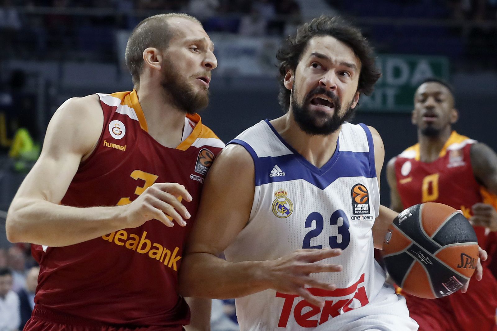 Llull (d) pugna por un balón con el escolta del Galatasaray Sinan Guler