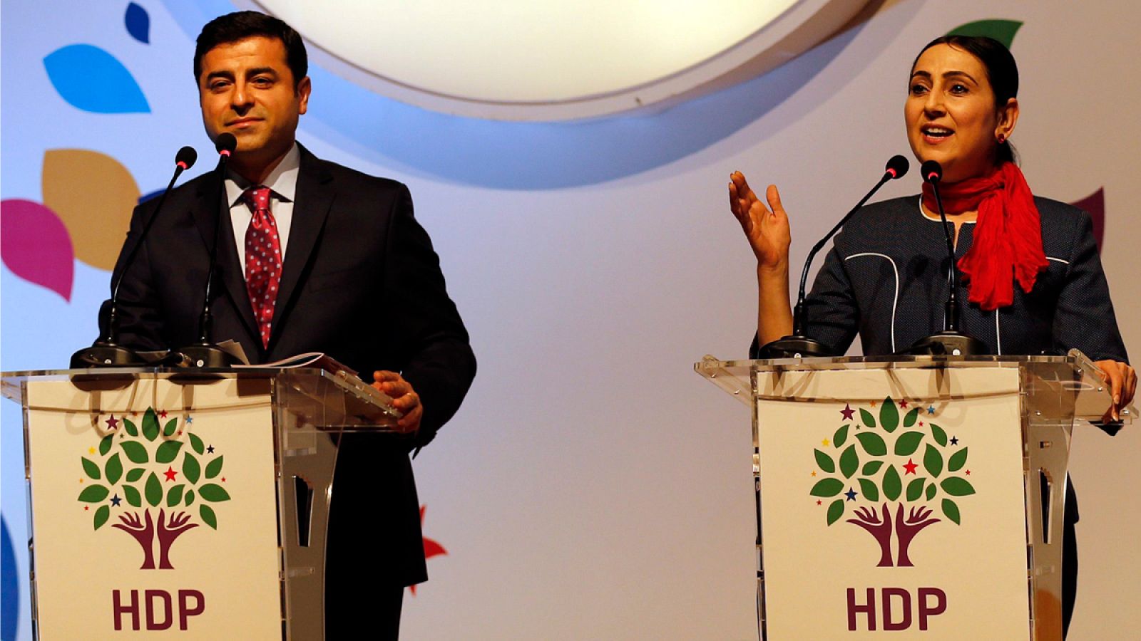 Los copresidentes del partido prokurdo Partido Democrático de los Pueblos (HDP) Figen Yuksekdag y Selahattin Demirtas en una imagen de archivo el pasado abril de 2015.