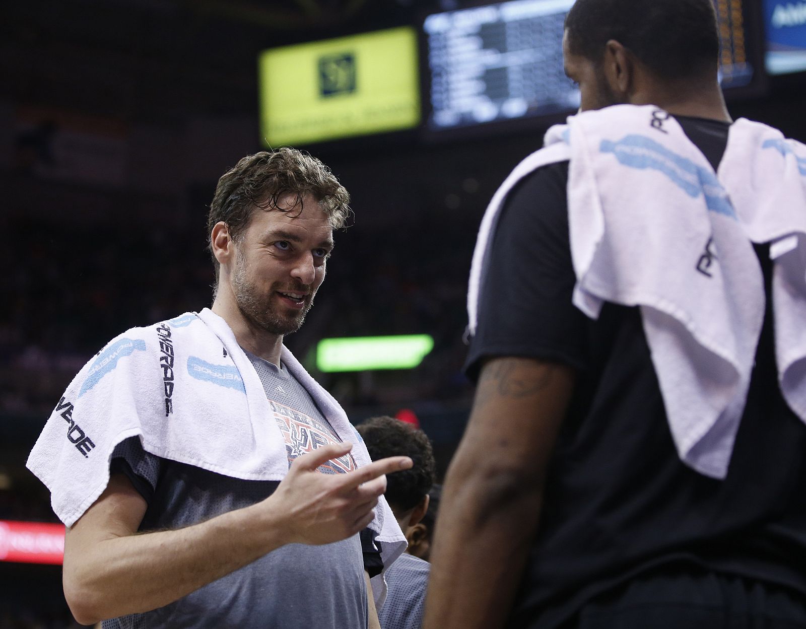 Pau Gasol habla con sus compañeros duranteel partido de la NBA.