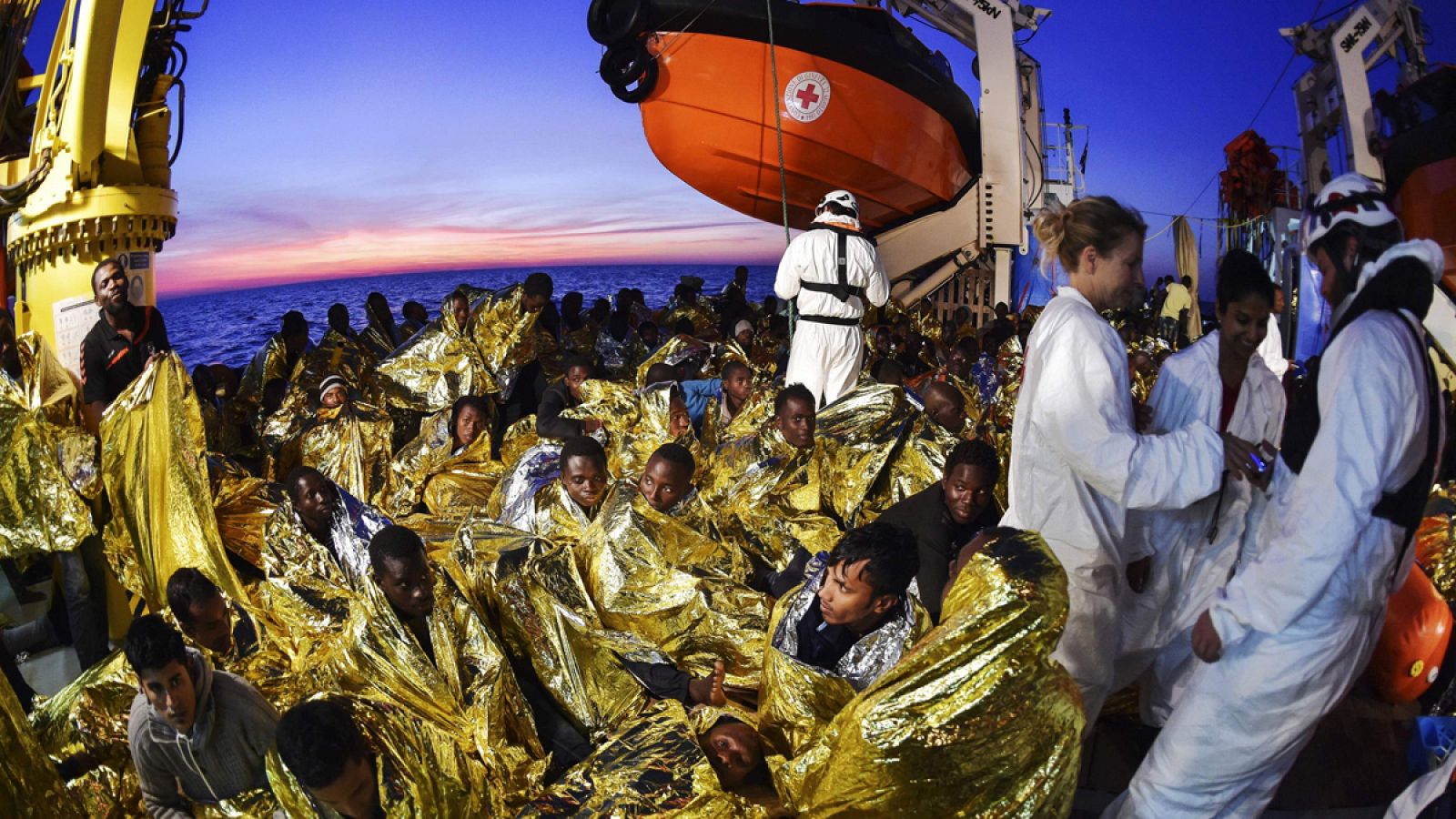 Decenas de personas son rescatadas en una de las barcas que ha llegado este sábado a la costa de Italia