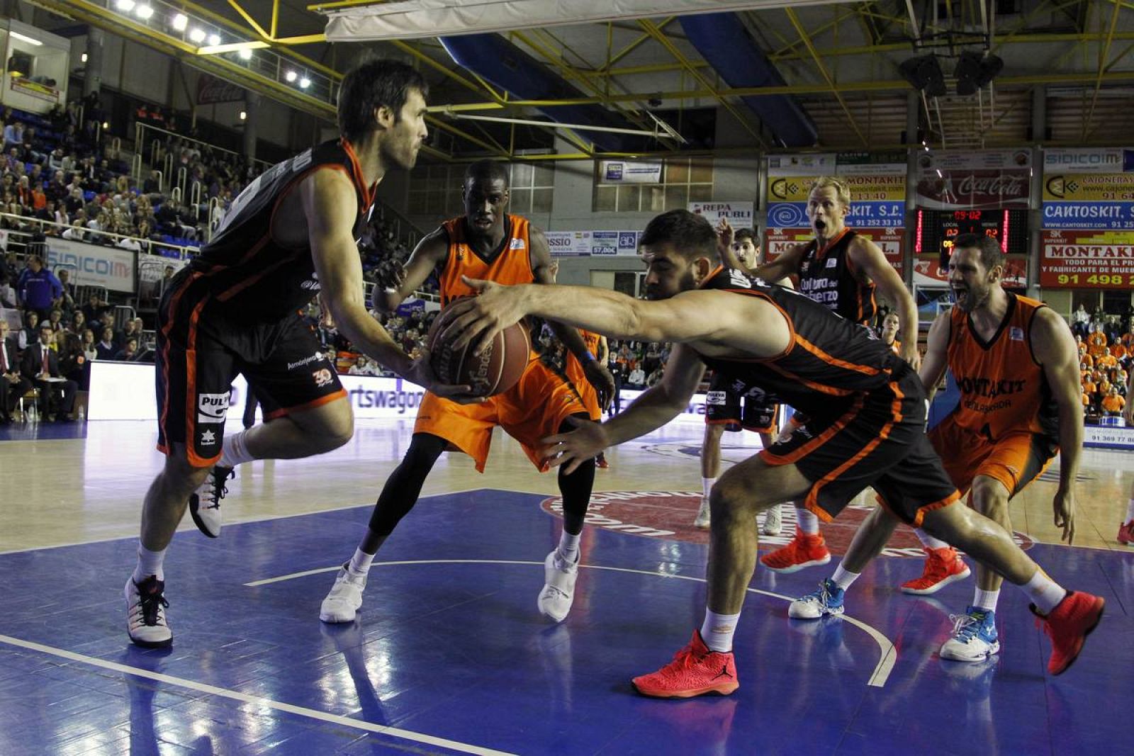 Lance del partido entre Fuenlabrada y Valencia.