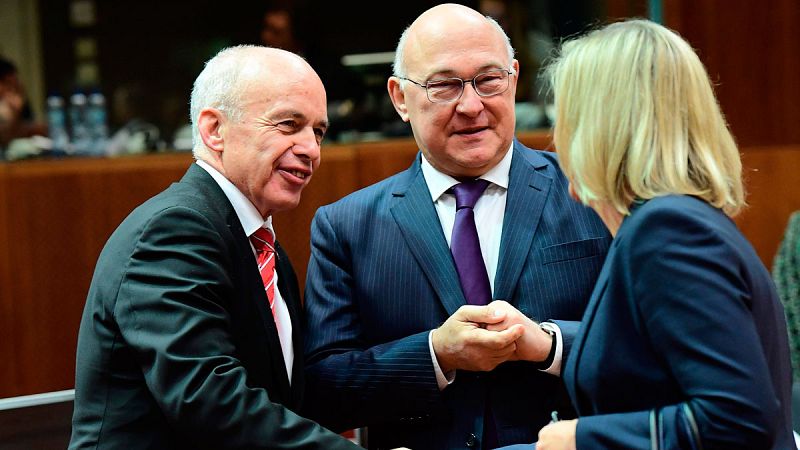 El ministro suizo de Finanzas, Ueli Maurer, saluda a la ministra sueca de Finanzas, Magdalena Andersson, ante la mirada del ministro de Finanzas francés, Michel Sapin