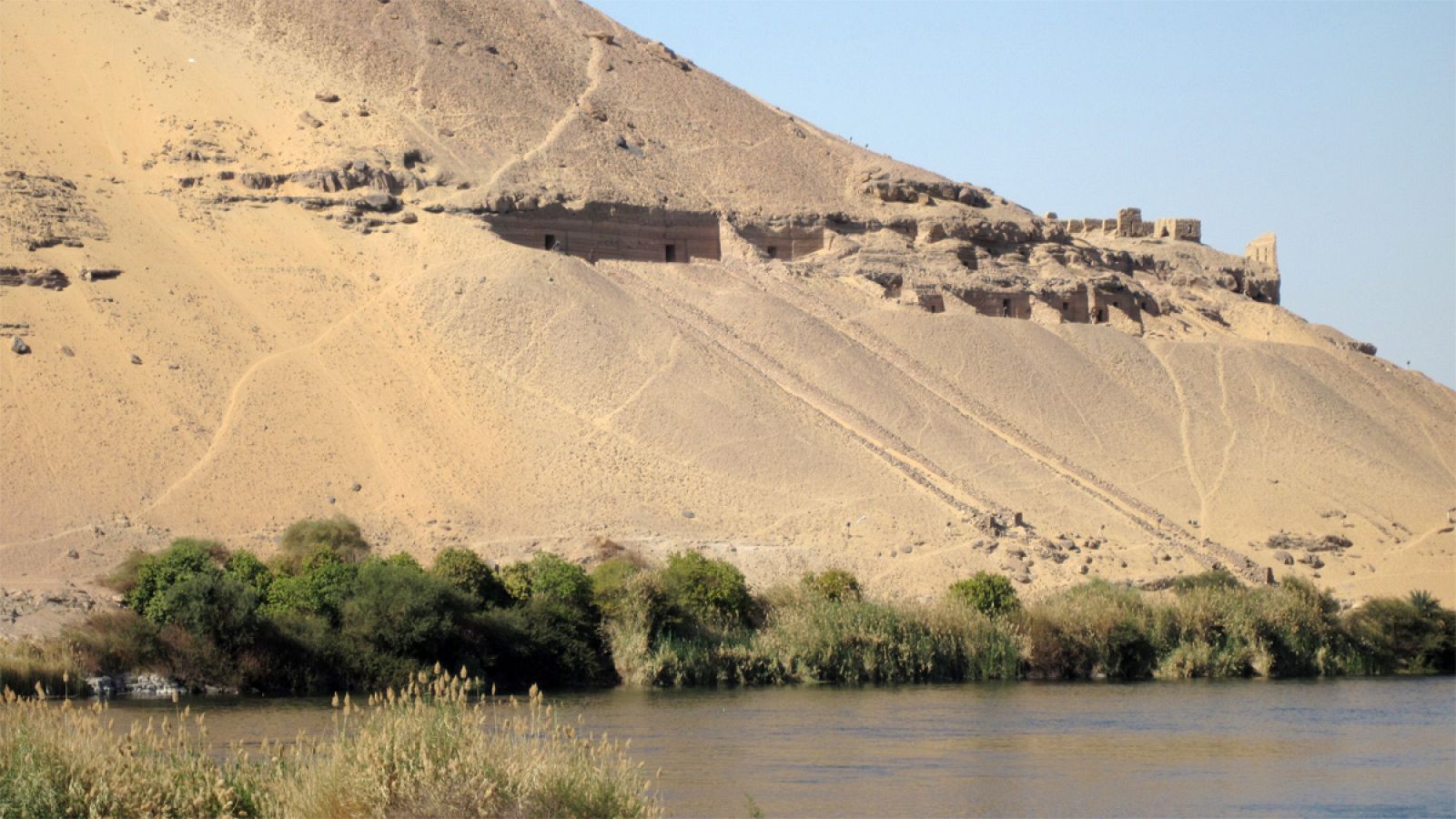 Vista de la necrópolis de Qubbet el-Hawa, junto al río Nilo.