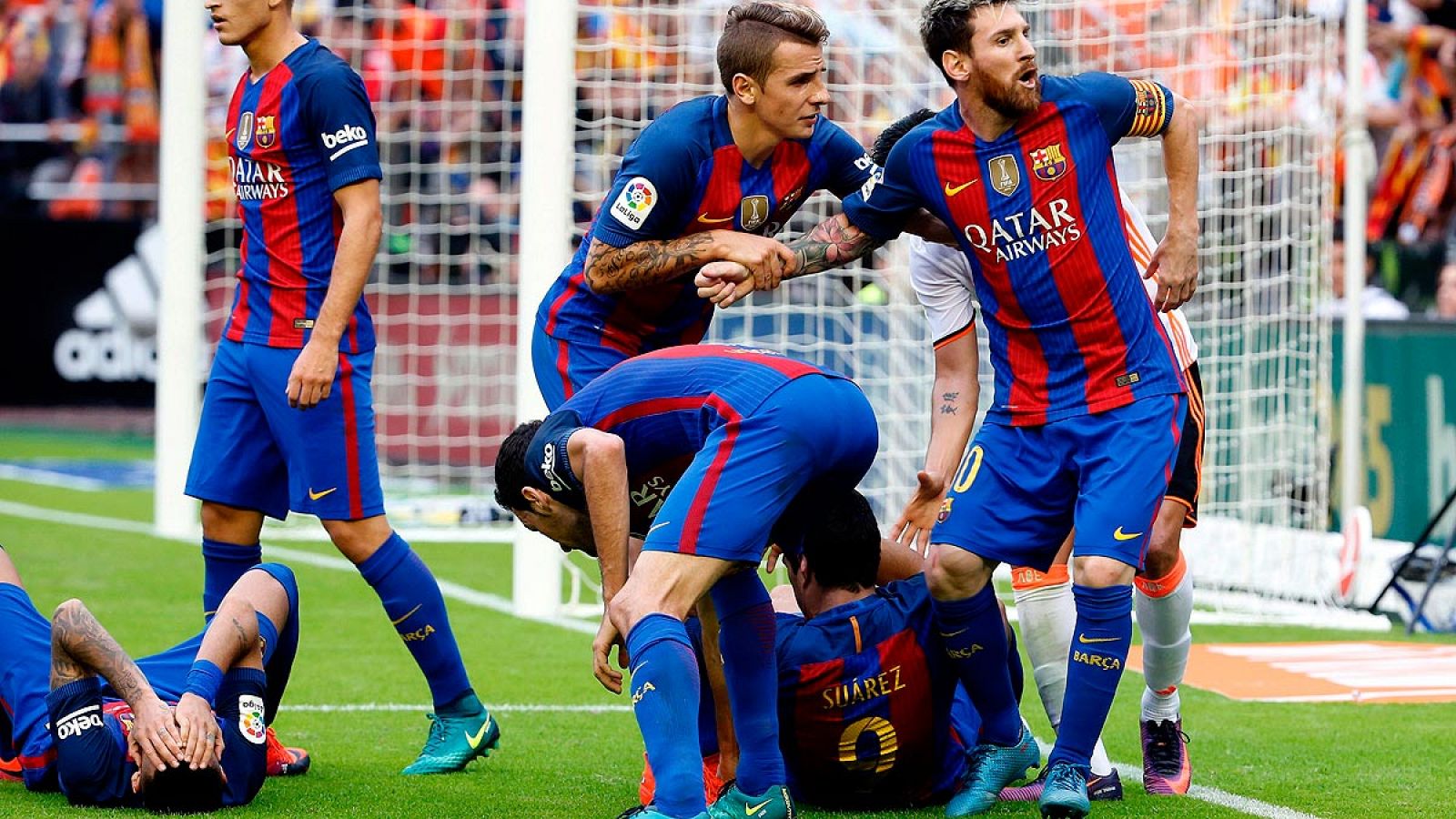 Botellazo en el Valencia - Barcelona tras el tercer gol