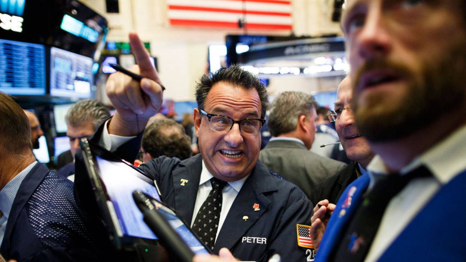 Agentes trabajan en la Bolsa de Nueva York tras conocerse la victoria del republicano Donald Trump.