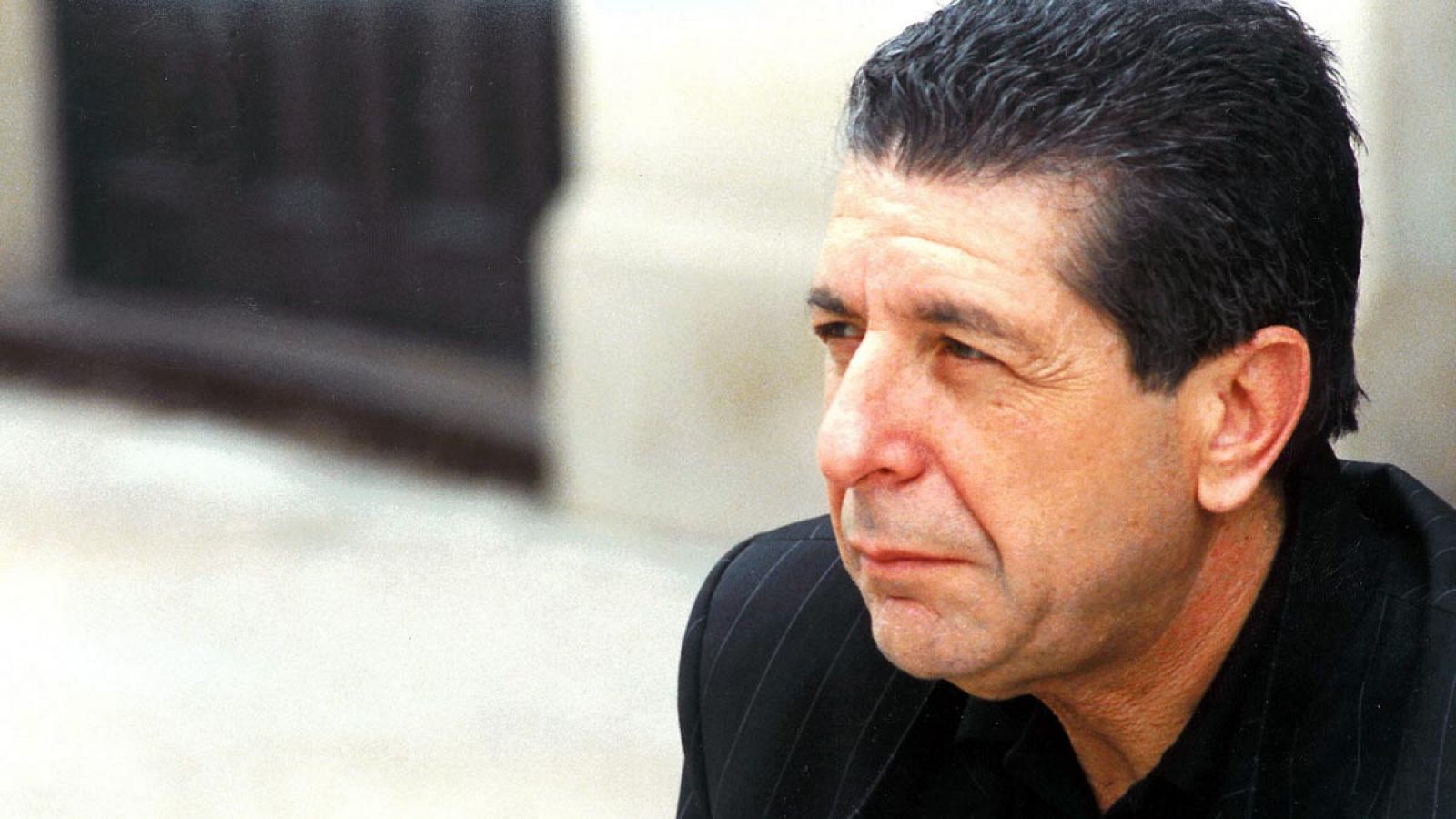 Fotografí­a de archivo (1-6-88) del cantante canadiense Leonard Cohen durante una visita a la casa natal del escritor Federico Garcia Lorca, en Granada.