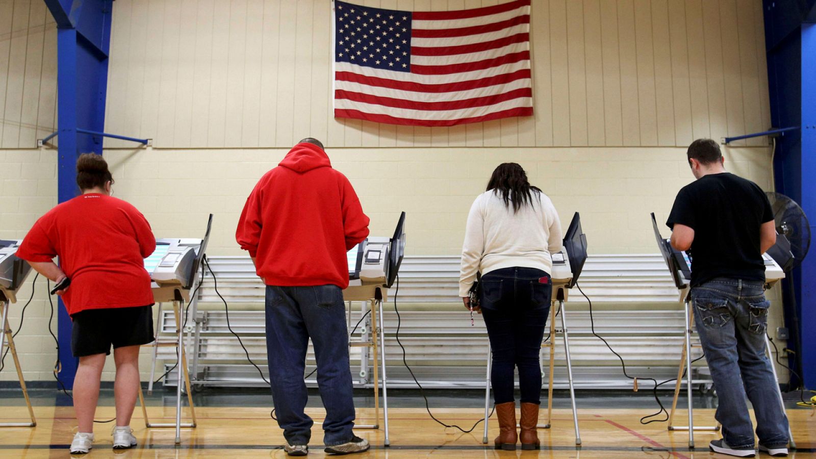 Votantes en un colegio de Ohio.