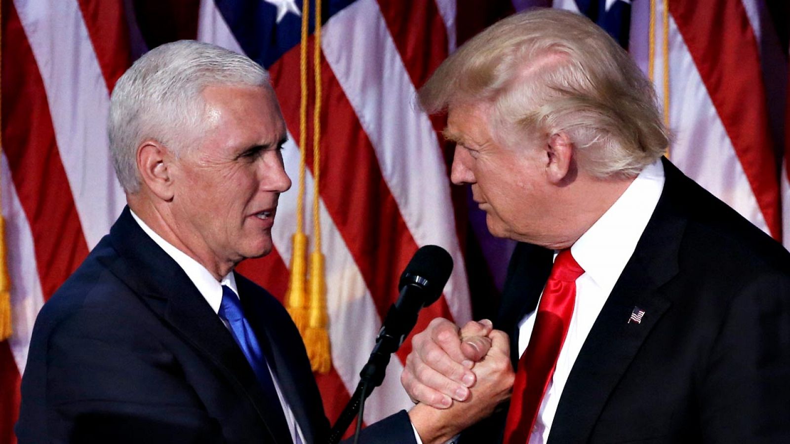 Mike Pence y Donald Trump se saludan tras la victoria en las elecciones de EE.UU.