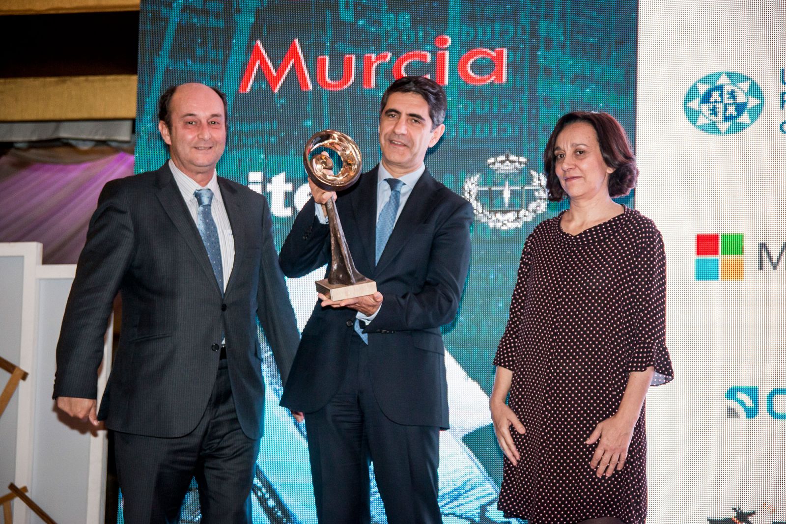 Manuel Ventero recoge el premio a RTVE en La Noche de las Telecomunicaciones
