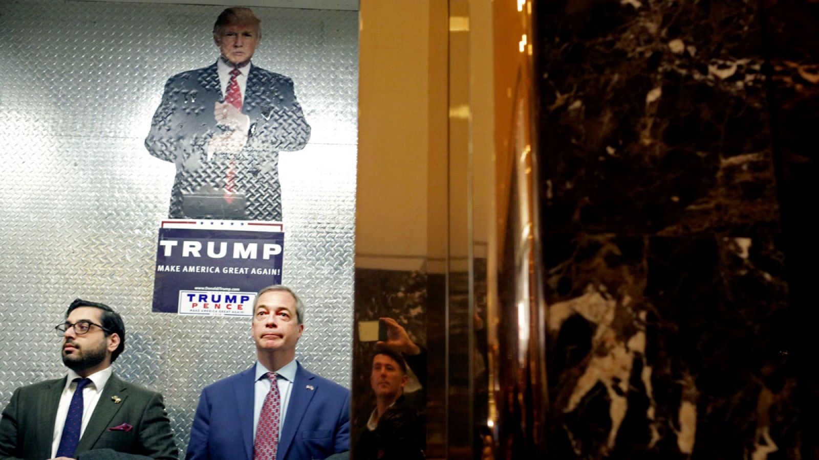 El líder del británico UKIP, Nigel Farage, en uno de los ascensores de la Trump Tower de de Nueva York este sábado, 12 de noviembre de 2016.