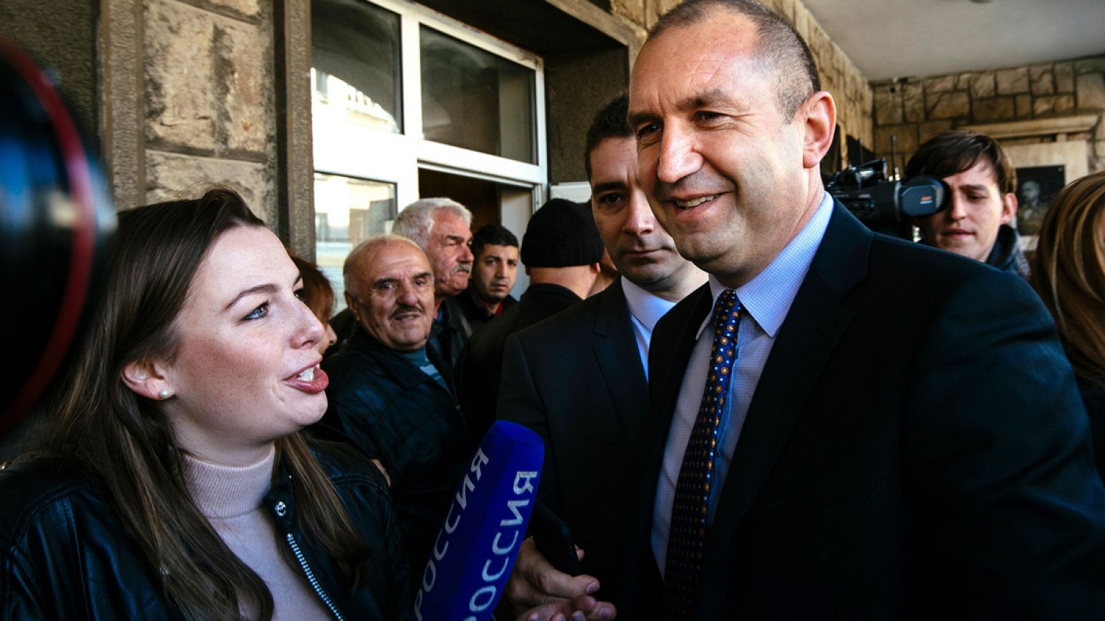 El presidente electo de Bulgaria, Rumen Radev, tras depositar su voto en las urnas.