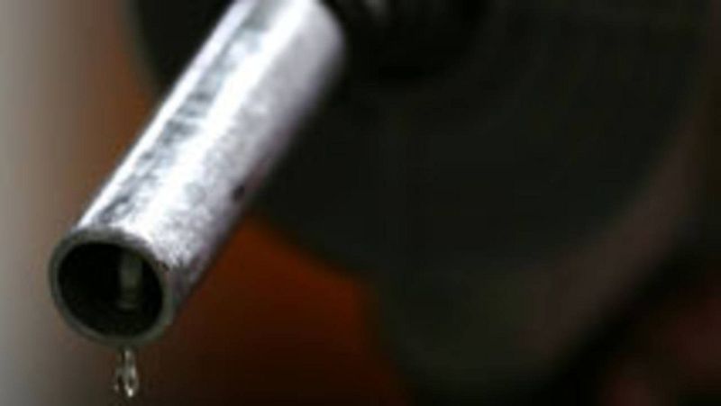 Detalle de una manguera de un surtidor de combustible