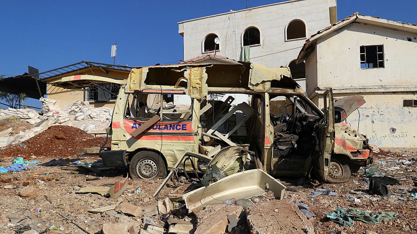 Un ambulancia dañada tras un bombardeo en Atareb, a las afueras de Alepo (Siria).