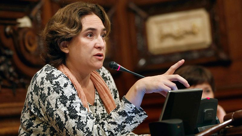 La alcaldesa del Barcelona, Ada Colau, en un pleno del Ayuntamiento