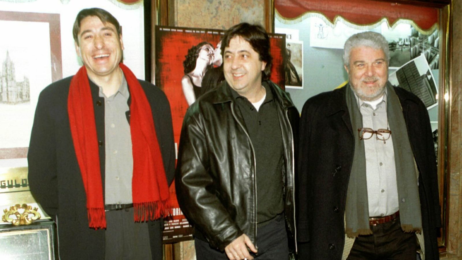 Juan Amorós (dcha) en una imagen de 1999 con Carmelo Gómez  y Manuel Gómez Pereira en el preestreno de 'Entre las pieras'.