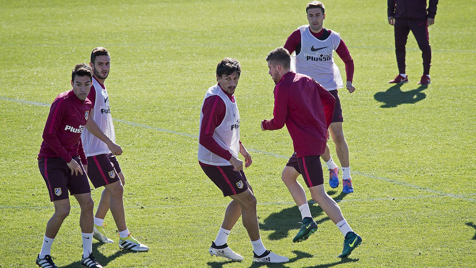 El Atlético se entrena con vistas al derbi.