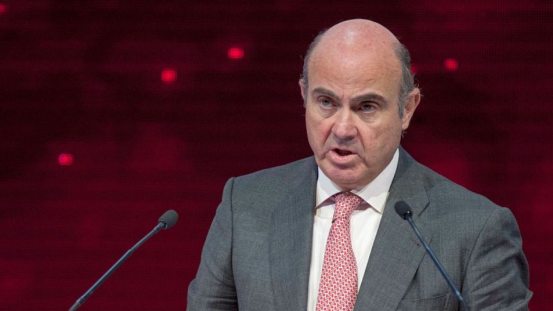 Fotografía facilitada por el ministerio de Economía del titular del departamento, Luis de Guindos, en un acto del Banco de Santander