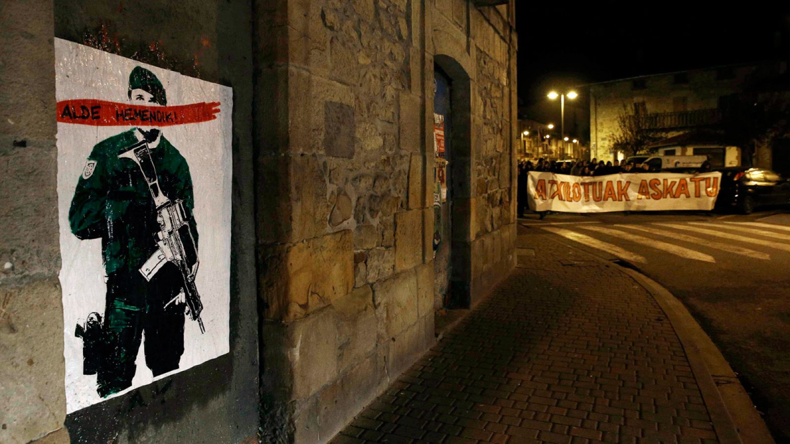 Cartel colocado en la locadidad de Alsasua con la frase "Alde Hemendik-Fuera de aqui", dirigido a la Guardia Civil.