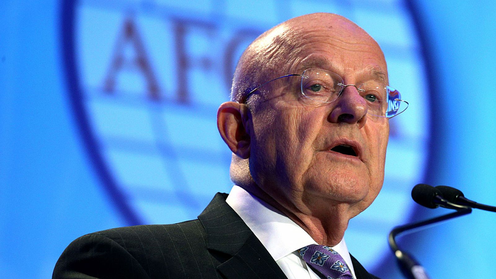 James Clapper, director de la inteligencia de EE.UU., renuncia a su cargo.