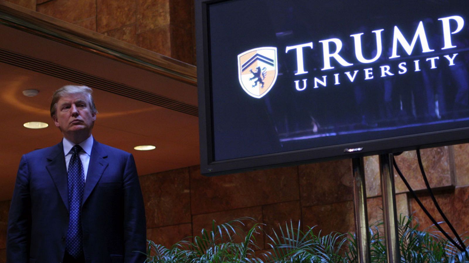 Imagen de archivo de mayo de 2005 en la que se ve a Trump en la rueda de prensa en la que anunció el establecimiento de la Universidad Trump en Nueva York .