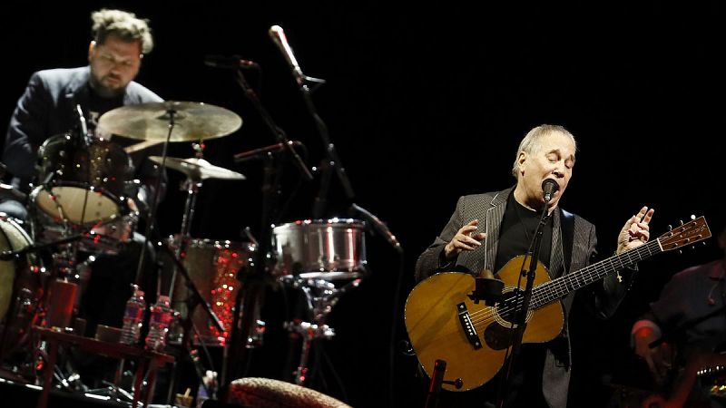 Simon durante el concierto que ha ofrecido en Madrid, dentro de la gira de su último disco 'Stranger to stranger'.