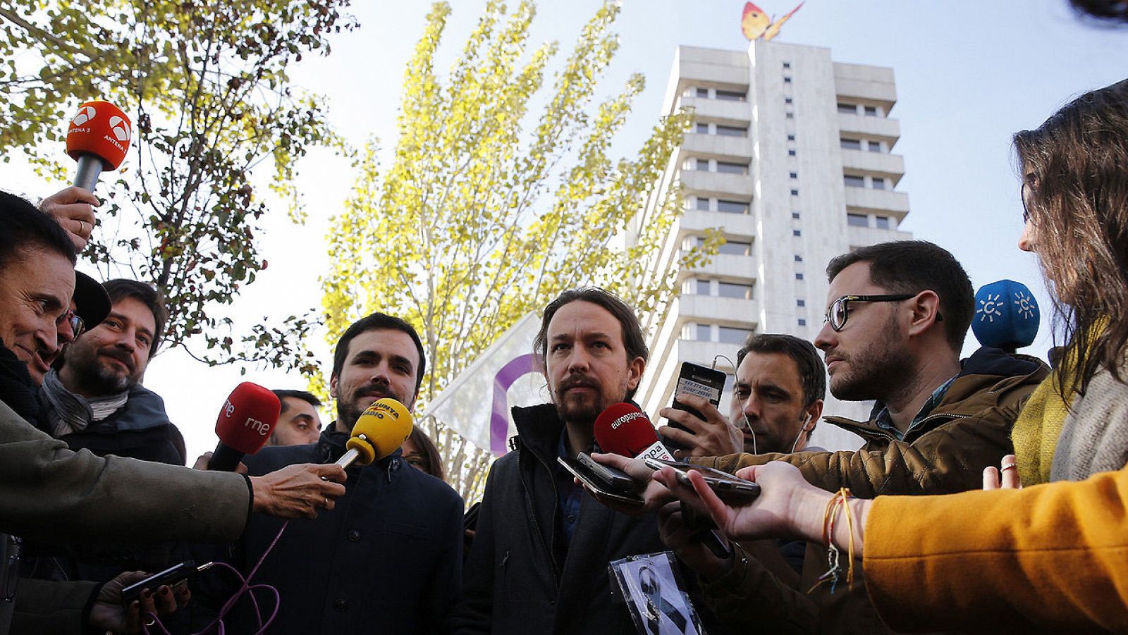 El secretario general de Podemos, Pablo Iglesias, y el coordinador federal de IU, Alberto Garzón, en la concentración frente a las oficinas de Gas Natural Fenosa en Madrid, el 19 de noviembre de 2016. Efe/Zipi