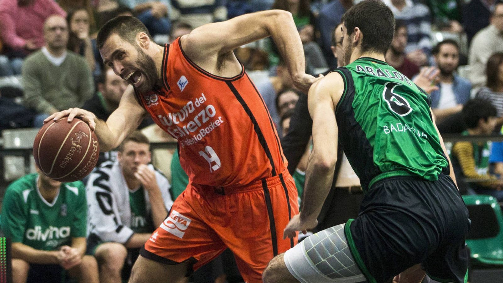 San Emeterio, del Valencia, ante Alberto Abalde, del Joventut