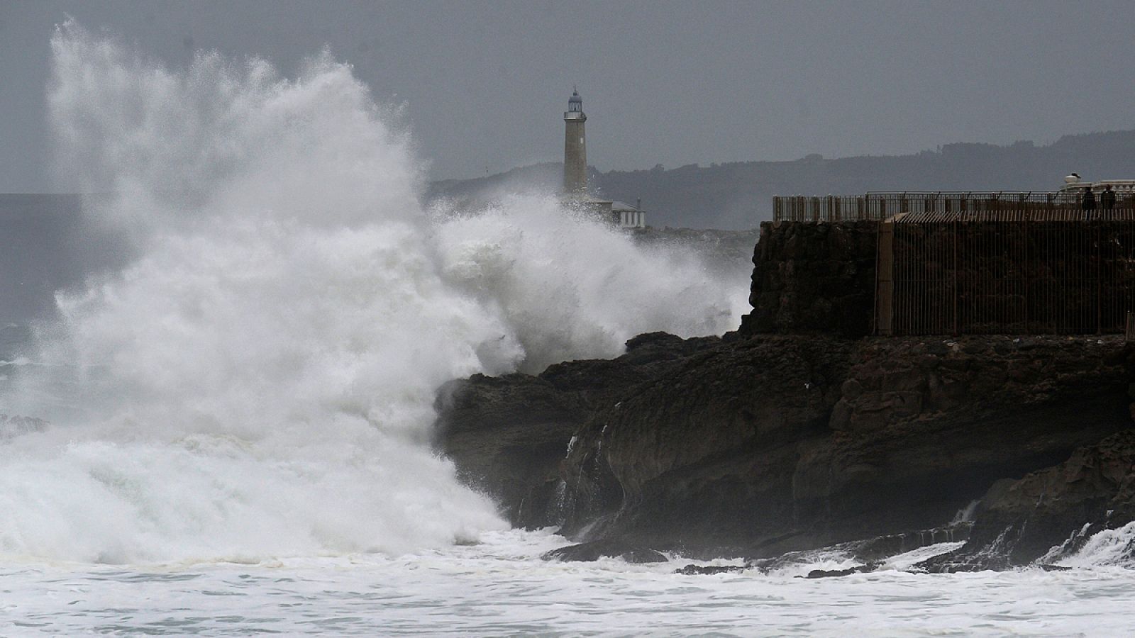 Una ola rompe en la peninsula de la Magdalena en Santander.