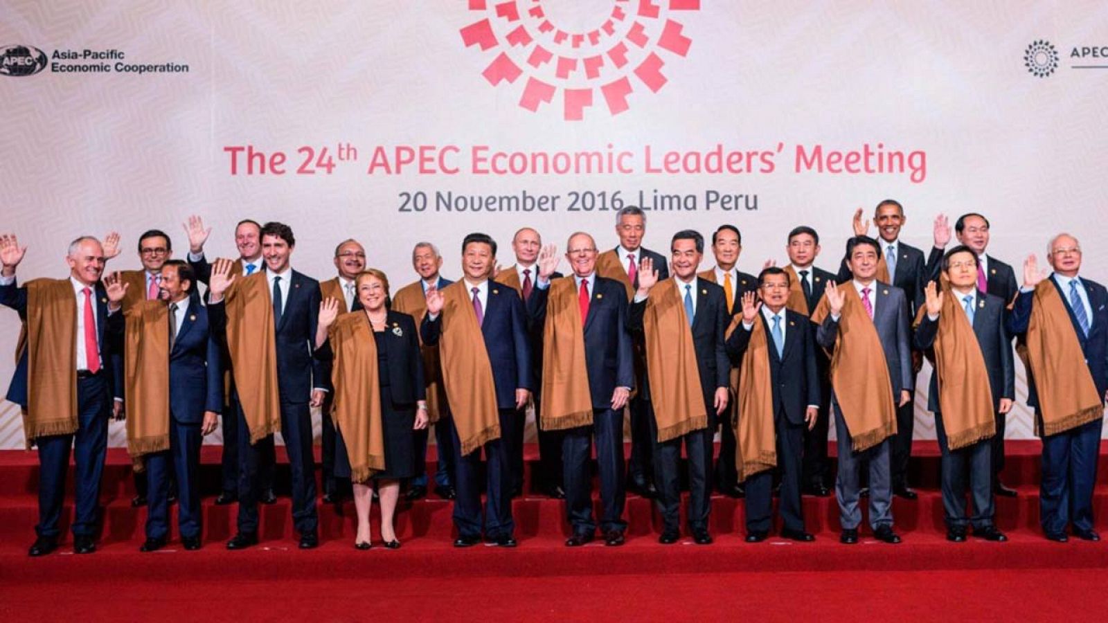 Los líderes de los 21 países del APEC posan durante la XXIV Cumbre