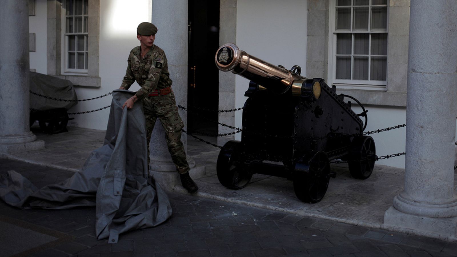 Un soldado cubre un cañón antiguo en The Convent, el palacio sede del gobierno de Gibraltar.