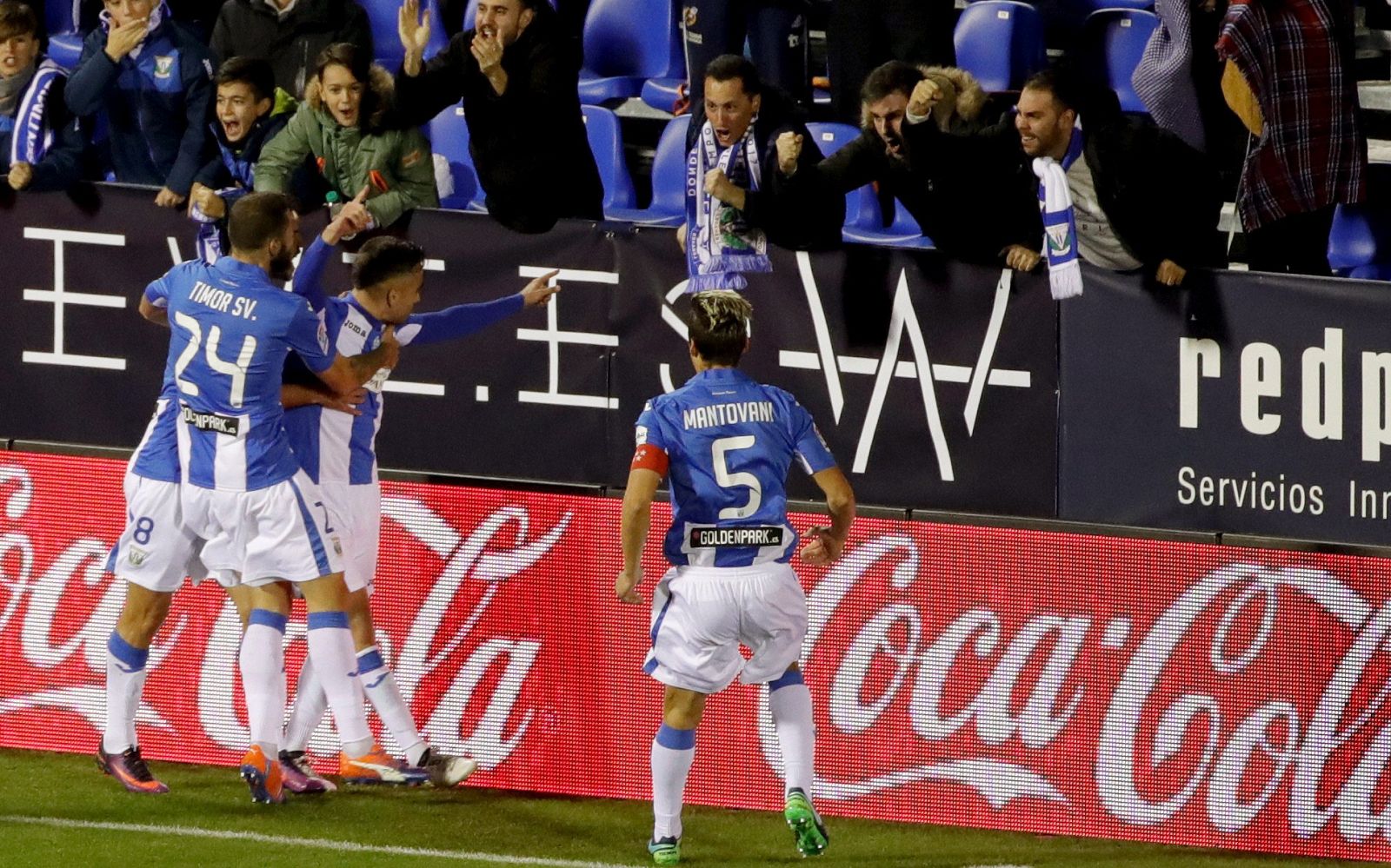 El centrocampista del Leganés Robert Ibáñez celebra su gol, primero del equipo frente a Osasuna.