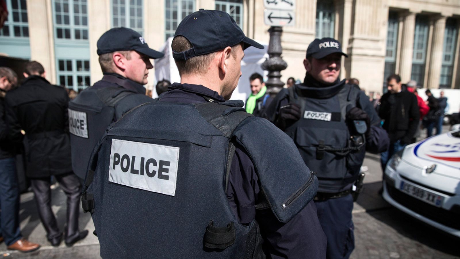 Imagen de archivo de varios policías franceses en la estación ferroviaria de Gare du Nord en París en marzo.