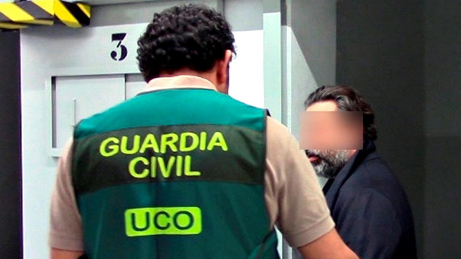 Un guardia civil custodia al presunto cerebro financiero de la trama Petrobras tras su detención en Madrid